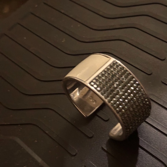 STUNNING SWAROVSKI BLACK CRYSTAL WITH CREAM LEATHER STEEL CUFF - Picture 4 of 7